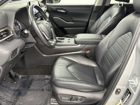 Used 2024 Toyota Highlander LE image 17