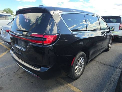 Used 2025 Chrysler Pacifica Select FWD image 3