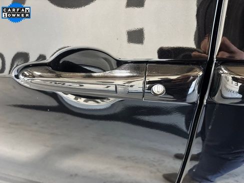 Used 2024 Chrysler Pacifica Touring-L image 5