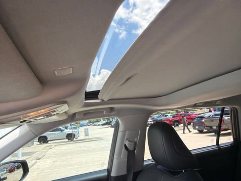 Used 2021 Toyota Highlander XLE FWD image 9