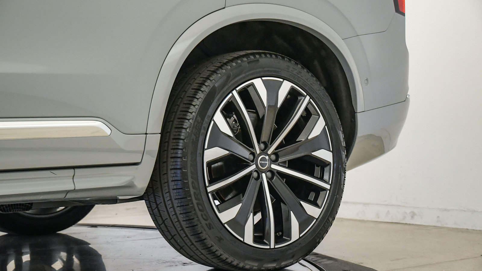 Certified 2026 Volvo XC90 B6 Plus AWD/4WD image 11
