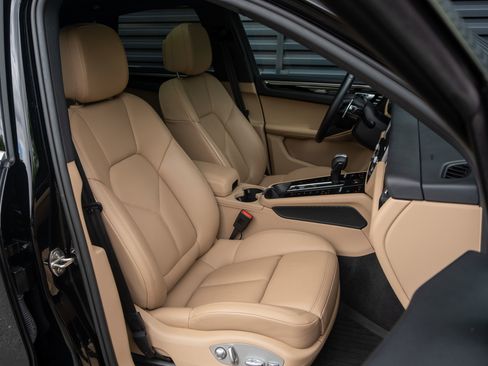 Used 2023 Porsche Macan AWD/4WD image 40