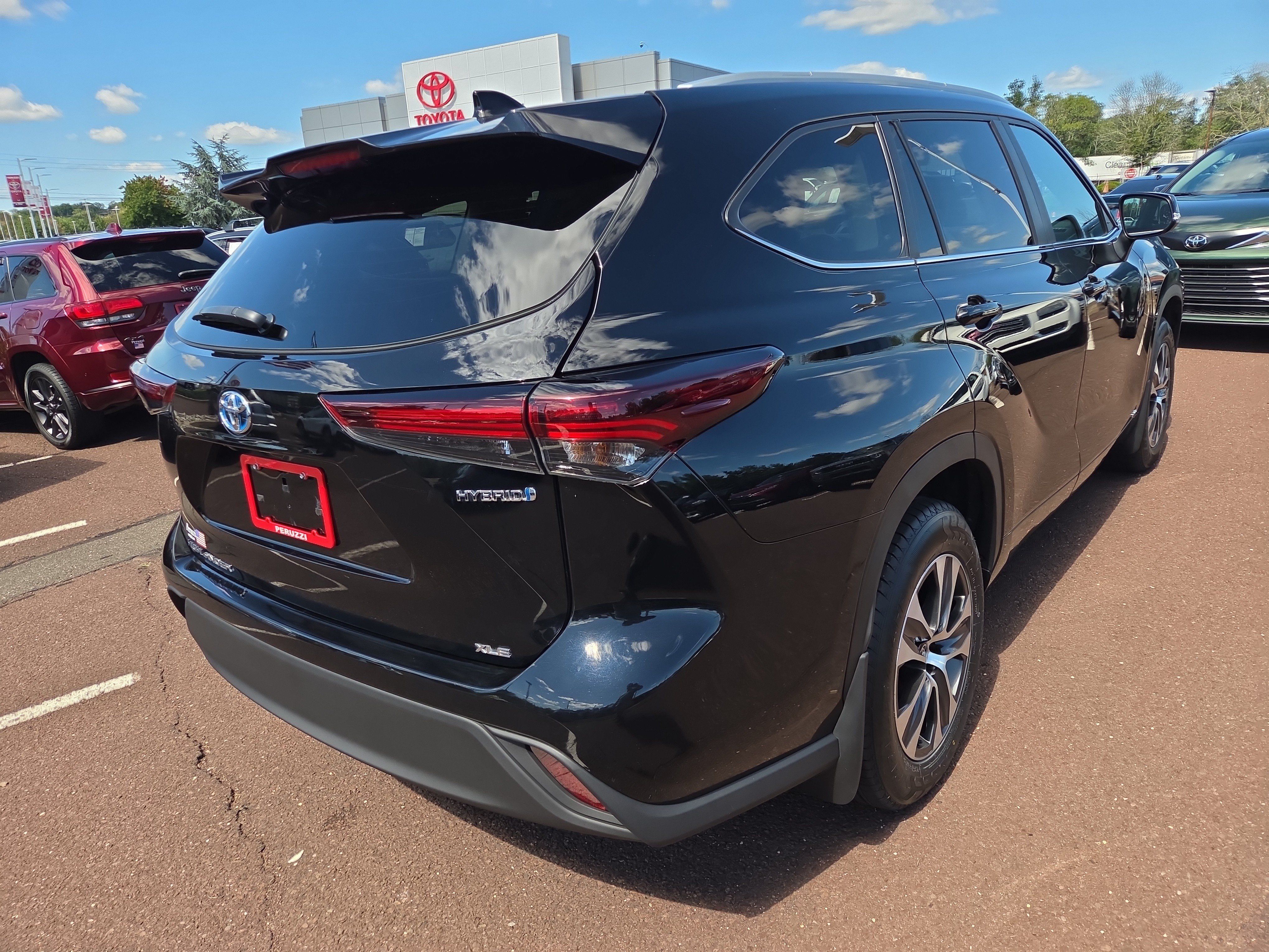 Used 2024 Toyota Highlander XLE AWD/4WD image 3