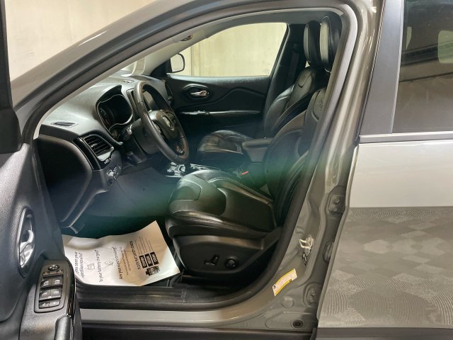 Used 2023 Jeep Cherokee Altitude Lux AWD/4WD image 13