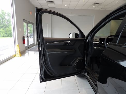 Used 2025 Buick Enclave Sport Touring w/ Power Package AWD/4WD image 9