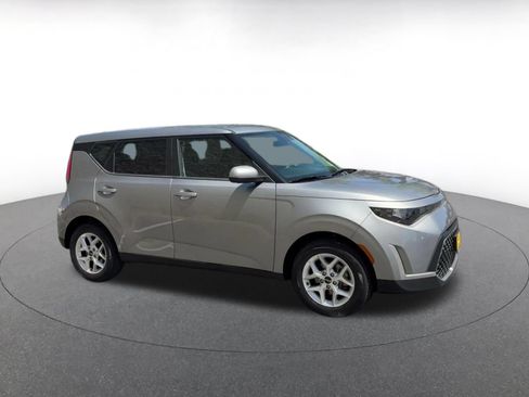 Used 2025 Kia Soul LX w/ LX Technology Package FWD image 2