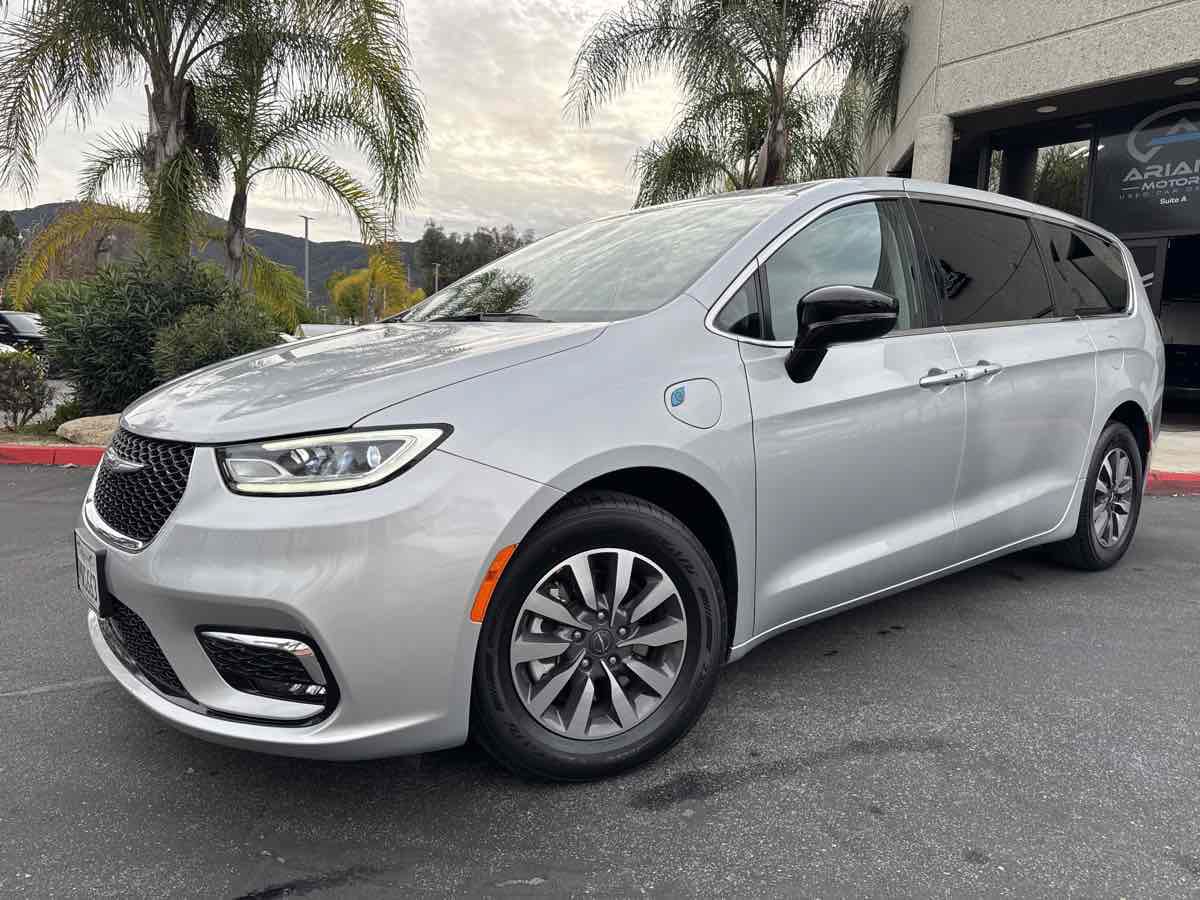 Used 2024 Chrysler Pacifica Limited FWD image 16
