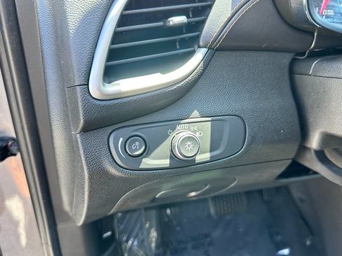 Used 2020 Chevrolet Trax LT w/ LT Convenience Package FWD image 13