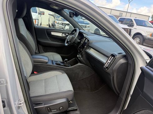Used 2023 Volvo XC40 B5 Core AWD/4WD image 10