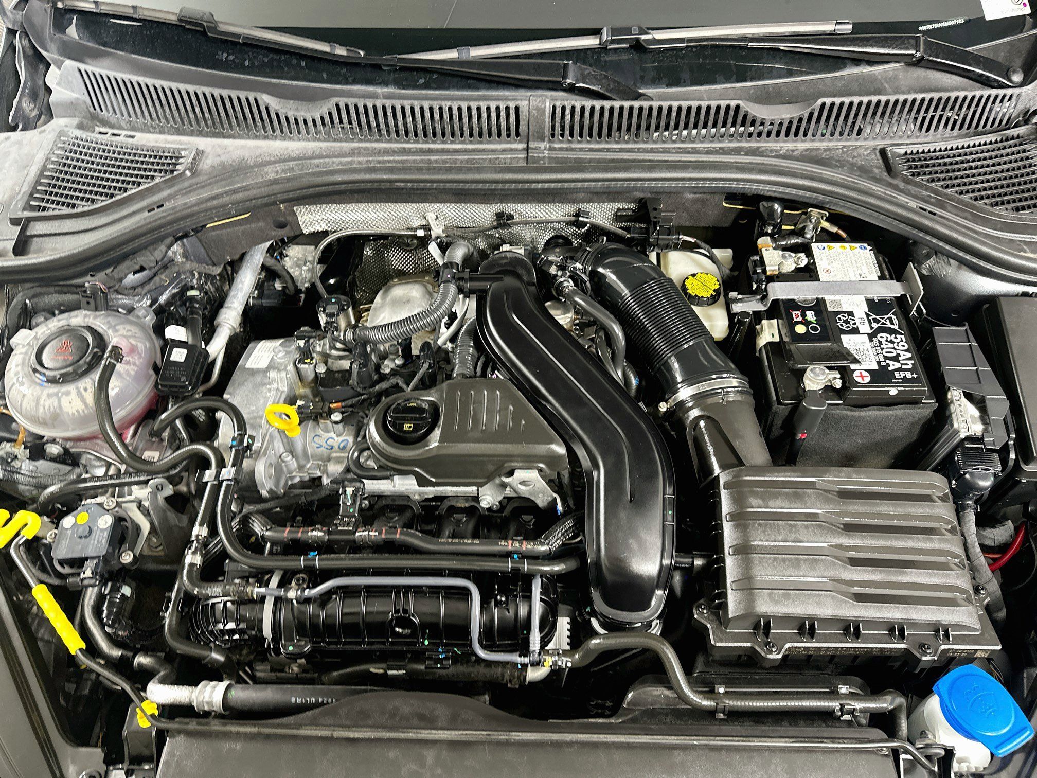 Used 2025 Volkswagen Jetta SE FWD image 32