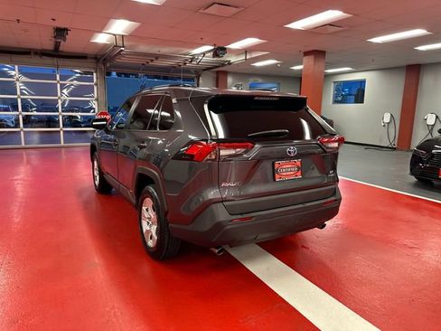 Used 2021 Toyota RAV4 LE AWD/4WD image 4