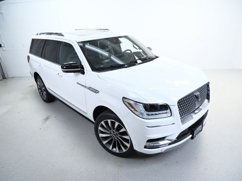 Used 2021 Lincoln Navigator Reserve w/ Luxury Package AWD/4WD image 4