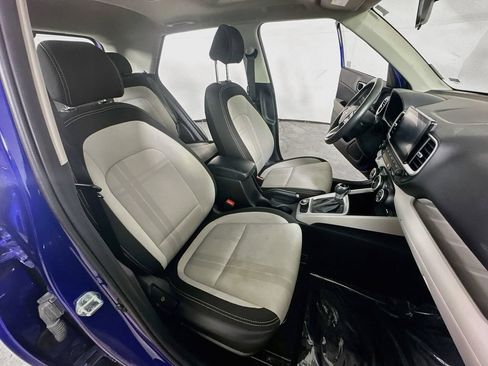 Used 2025 Hyundai Venue SEL FWD image 12