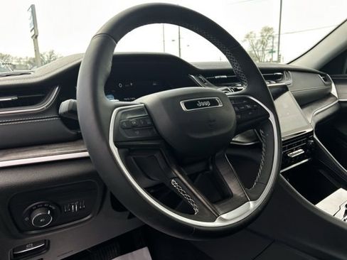 Used 2024 Jeep Grand Cherokee Limited w/ Black Appearance Package image 32