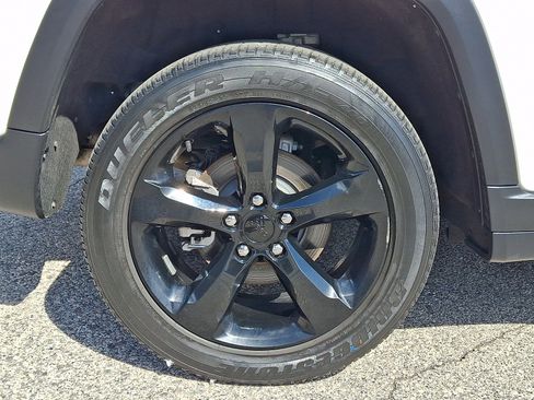 Used 2023 Jeep Grand Cherokee Altitude AWD/4WD image 8