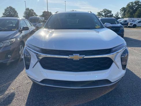 Used 2025 Chevrolet Trax LT w/ Driver Confidence Package FWD image 2