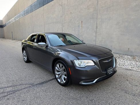 Used 2018 Chrysler 300 Touring w/ Chrome Appearance Package RWD image 4