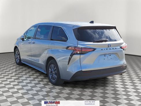 Used 2021 Toyota Sienna XLE image 3