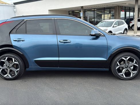 Used 2024 Kia Niro SX Touring image 2
