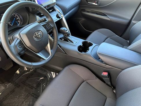 Used 2023 Toyota Venza LE AWD/4WD image 11