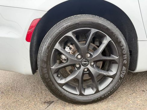 Used 2023 Chrysler Pacifica Touring-L w/ S Appearance Package image 17