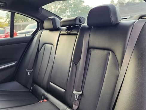 Used 2024 BMW 330i Sedan w/ M Sport Package image 10