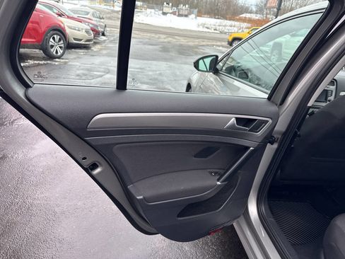 Used 2017 Volkswagen Golf S image 16