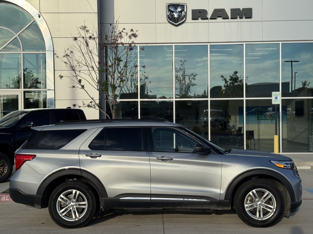 Used 2023 Ford Explorer XLT w/ Equipment Group 202A AWD/4WD image 3