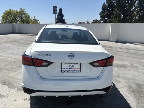 Used 2025 Nissan Altima 2.5 SV FWD image 8