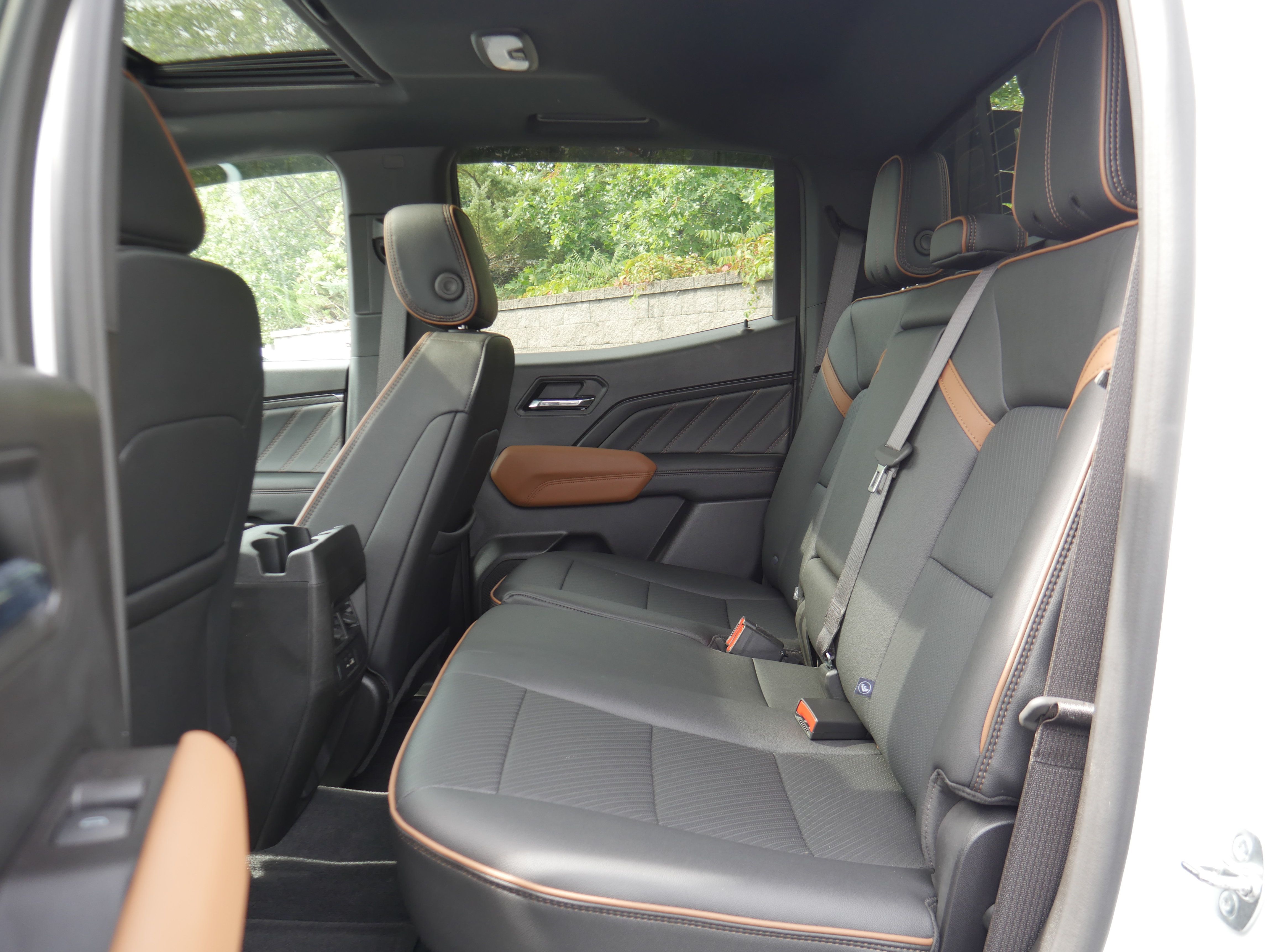 Certified 2025 GMC Canyon AT4 w/ Nightfall Edition AWD/4WD image 17