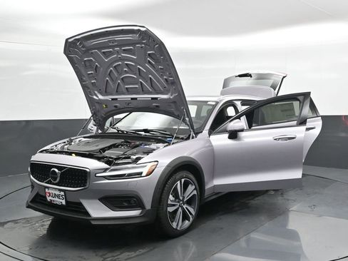 New 2026 Volvo V60 B5 Cross Country Plus w/ Climate Package AWD/4WD image 46