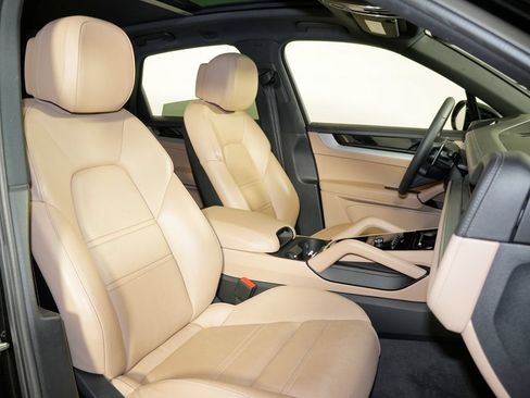 Certified 2024 Porsche Cayenne w/ Premium Package AWD/4WD image 41