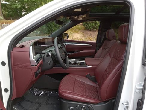 Used 2025 Cadillac Escalade Sport w/ LPO, ONYX Package image 10