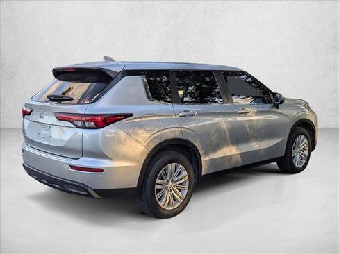 Used 2023 Mitsubishi Outlander ES image 5
