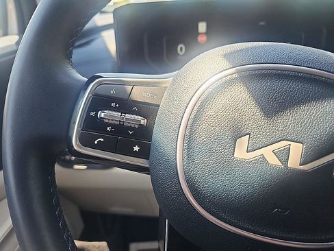 Used 2025 Kia Carnival SX FWD image 22