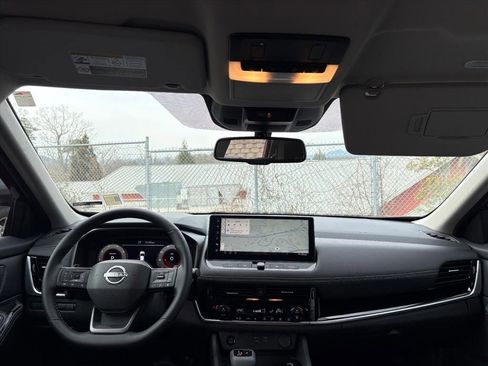 Used 2025 Nissan Rogue SL image 6