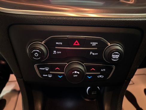 Used 2019 Dodge Charger SXT w/ Leather Interior Group RWD image 19