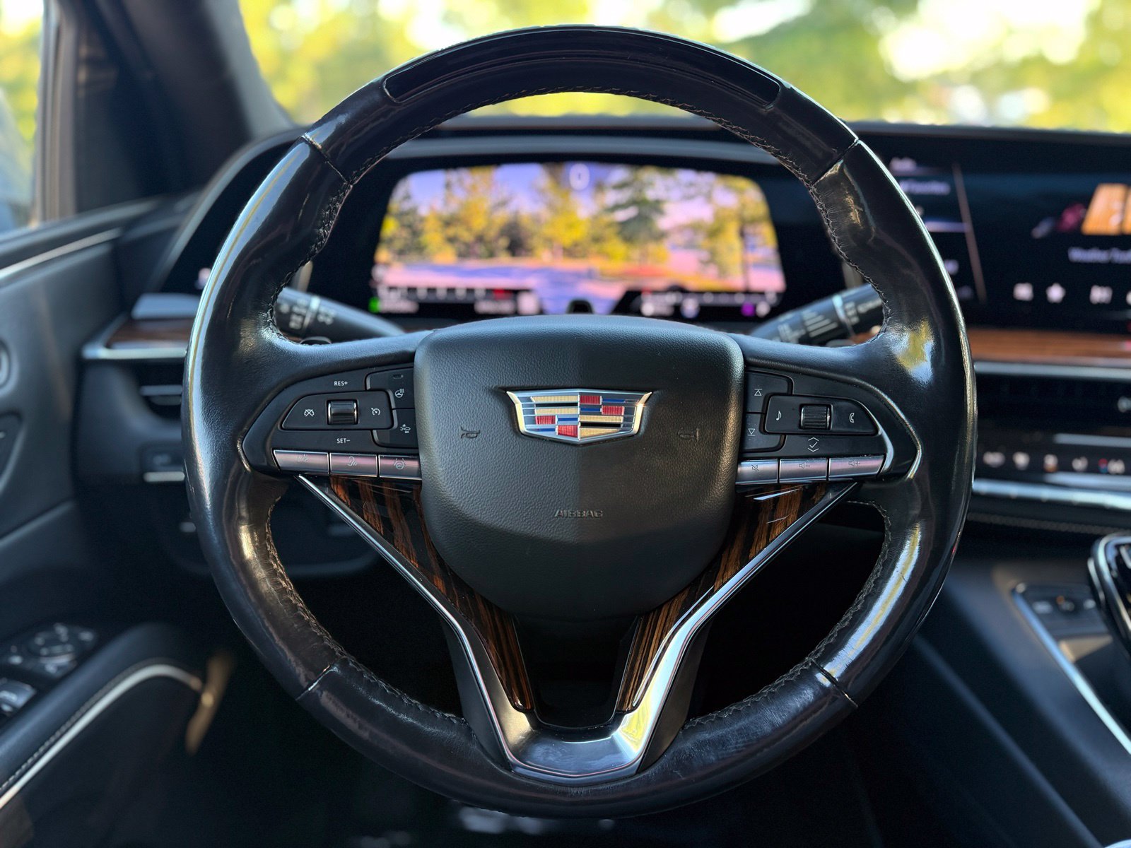 Used 2022 Cadillac Escalade Premium Luxury AWD/4WD image 25
