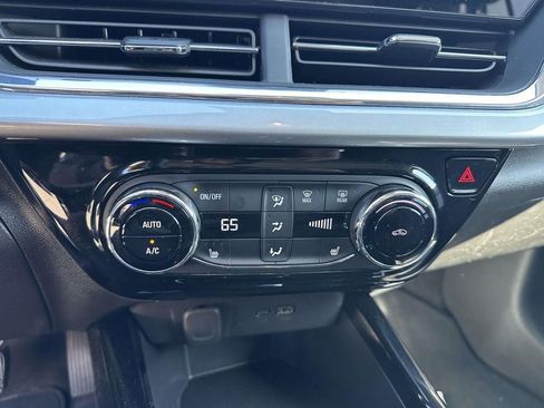 Used 2025 Chevrolet Trax LT w/ LT Convenience Package FWD image 24