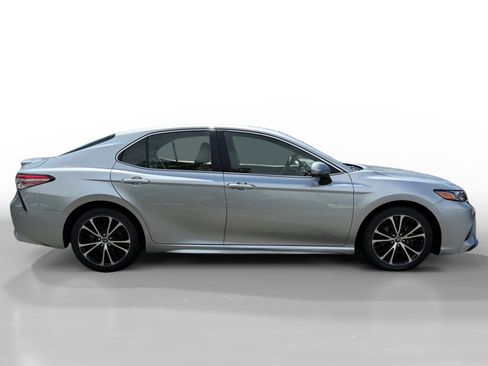 Used 2018 Toyota Camry SE w/ Moonroof Package FWD image 6