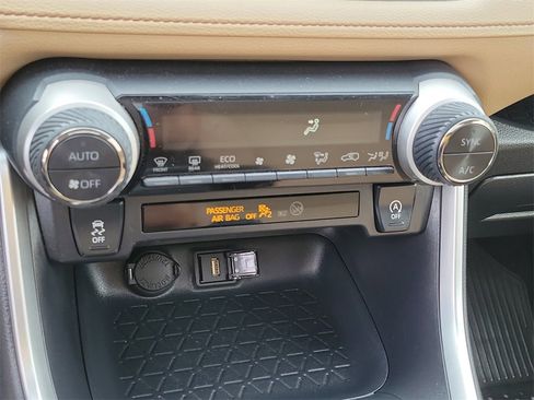 Used 2020 Toyota RAV4 XLE image 39