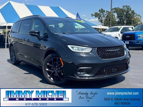 Used 2025 Chrysler Pacifica Limited FWD image 1
