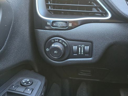 Used 2019 Jeep Cherokee Latitude Plus image 11