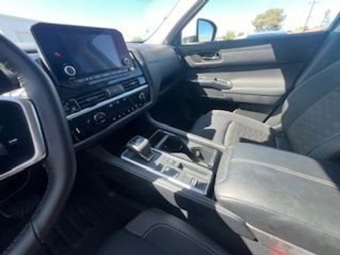 Used 2025 Nissan Pathfinder SV image 15