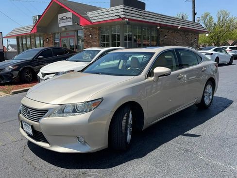 Used 2015 Lexus ES 300h w/ Navigation System Package FWD image 3