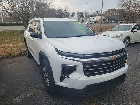 Used 2025 Chevrolet Traverse LT image 4
