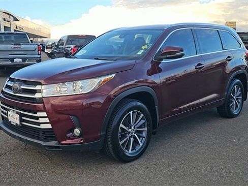 Used 2018 Toyota Highlander XLE w/ Carpet Mat Package (TMS) image 4