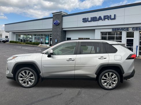 Used 2022 Toyota RAV4 XLE Premium image 4