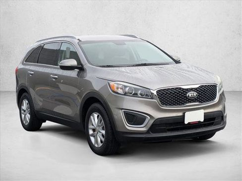 Used 2017 Kia Sorento LX w/ LX Convenience Package image 3