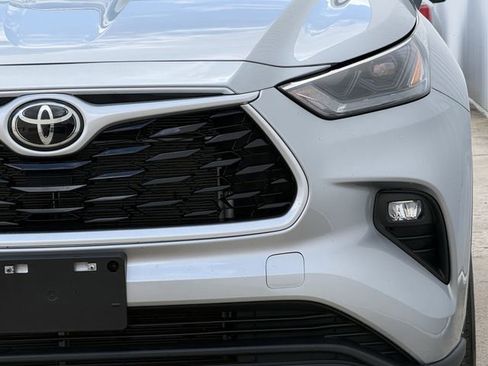 Used 2025 Toyota Highlander LE image 9